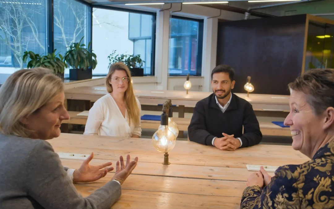 Gezin zit met relocatie- en onderwijsadviseurs aan tafel en bespreekt schoolkeuze, taalondersteuning en verhuizen naar het buitenland met kinderen.