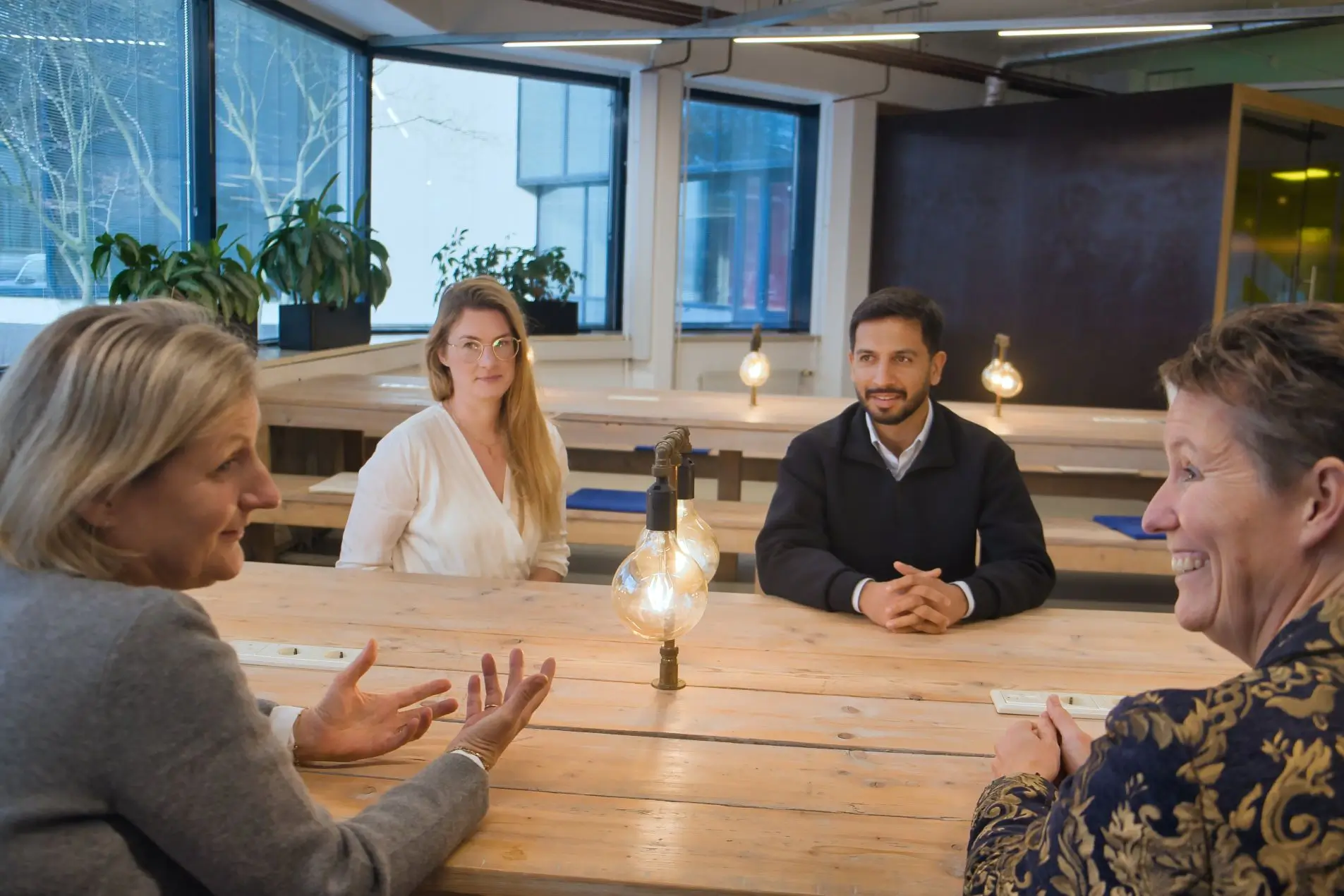 Gezin zit met relocatie- en onderwijsadviseurs aan tafel en bespreekt schoolkeuze, taalondersteuning en verhuizen naar het buitenland met kinderen.